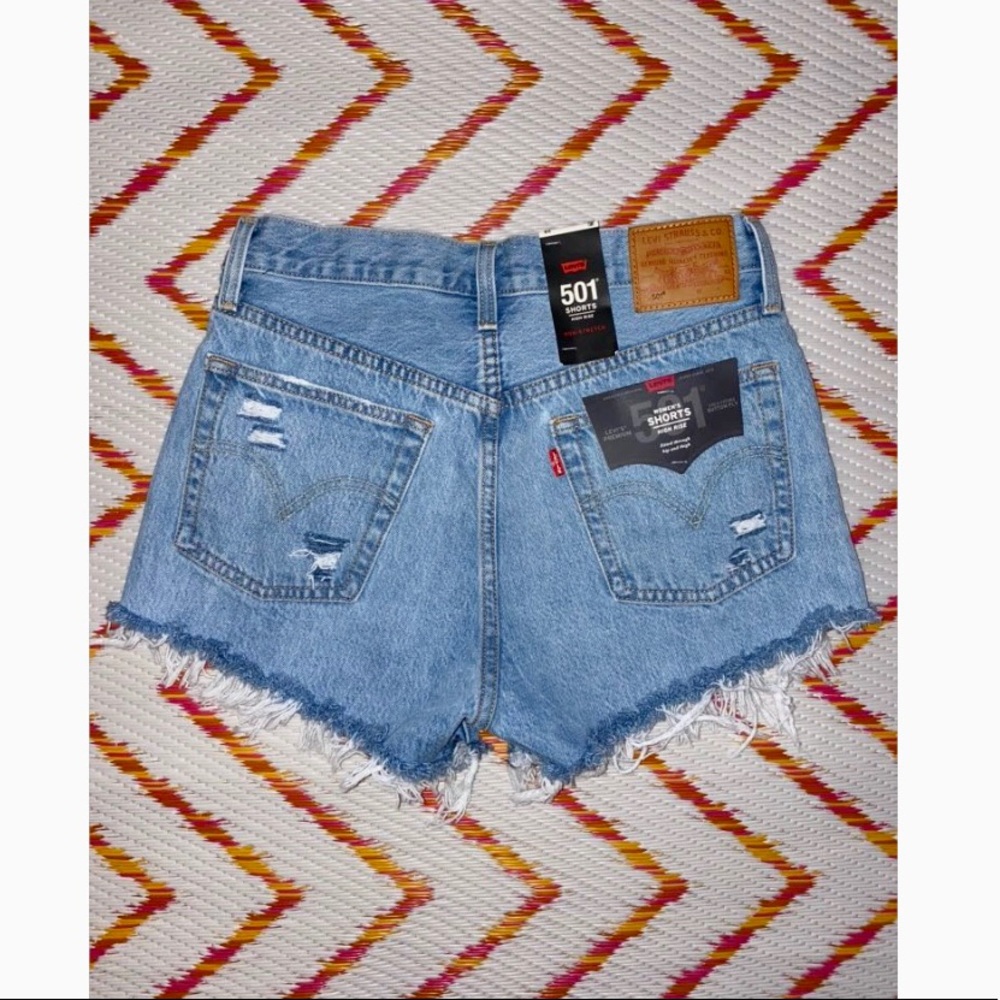 LEVI’S Distressed Denim 🦋 Shorts 🦋